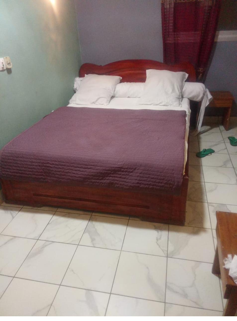 Chambre Standard avec lit double en bois d'acajou