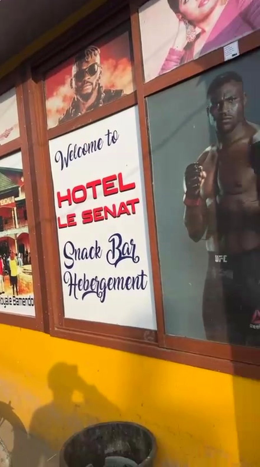 Façade jaune de l'Hôtel Le Sénat avec l'enseigne Snack Bar Hébergement