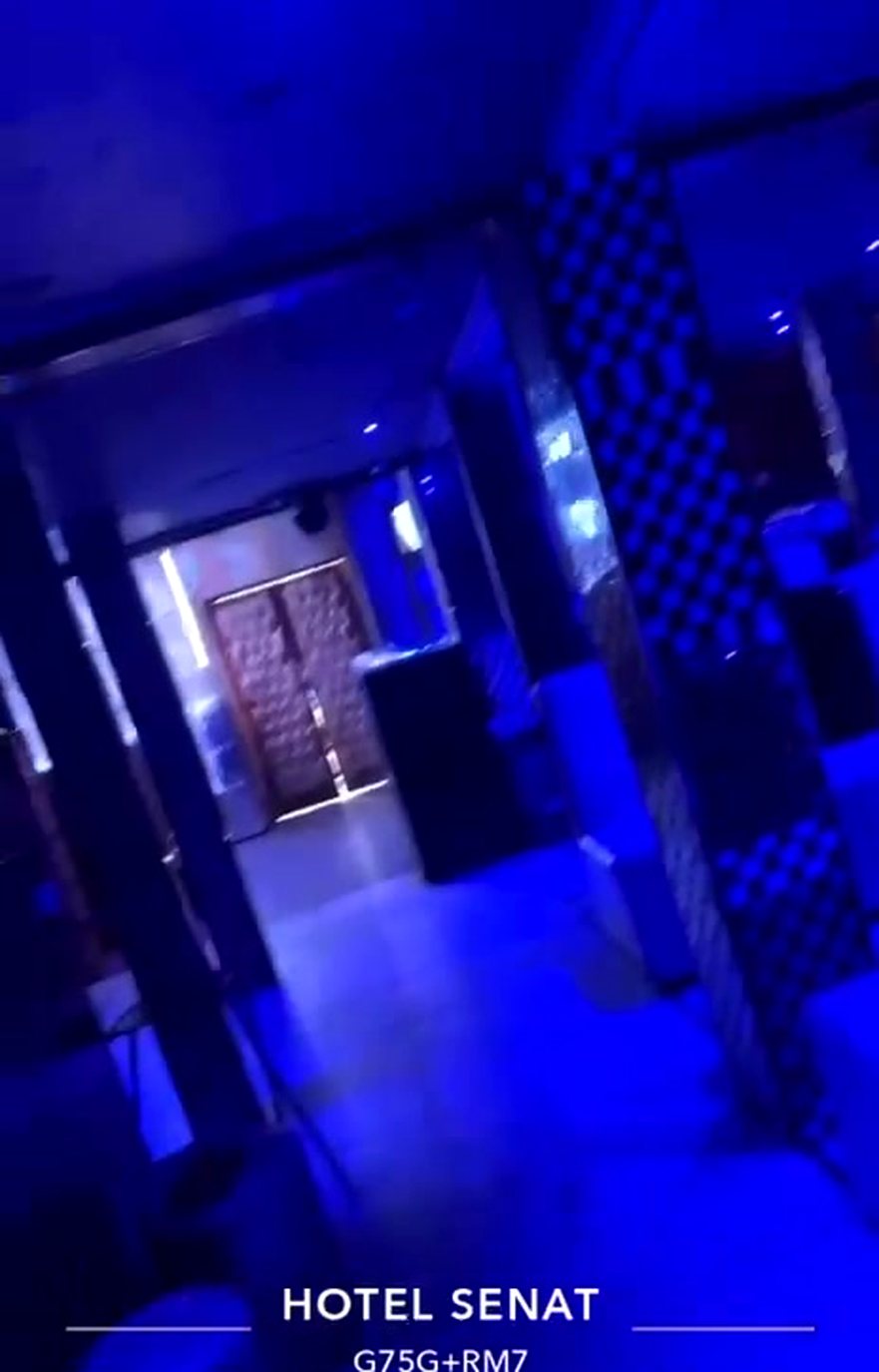 Salle du lounge éclairée en bleu