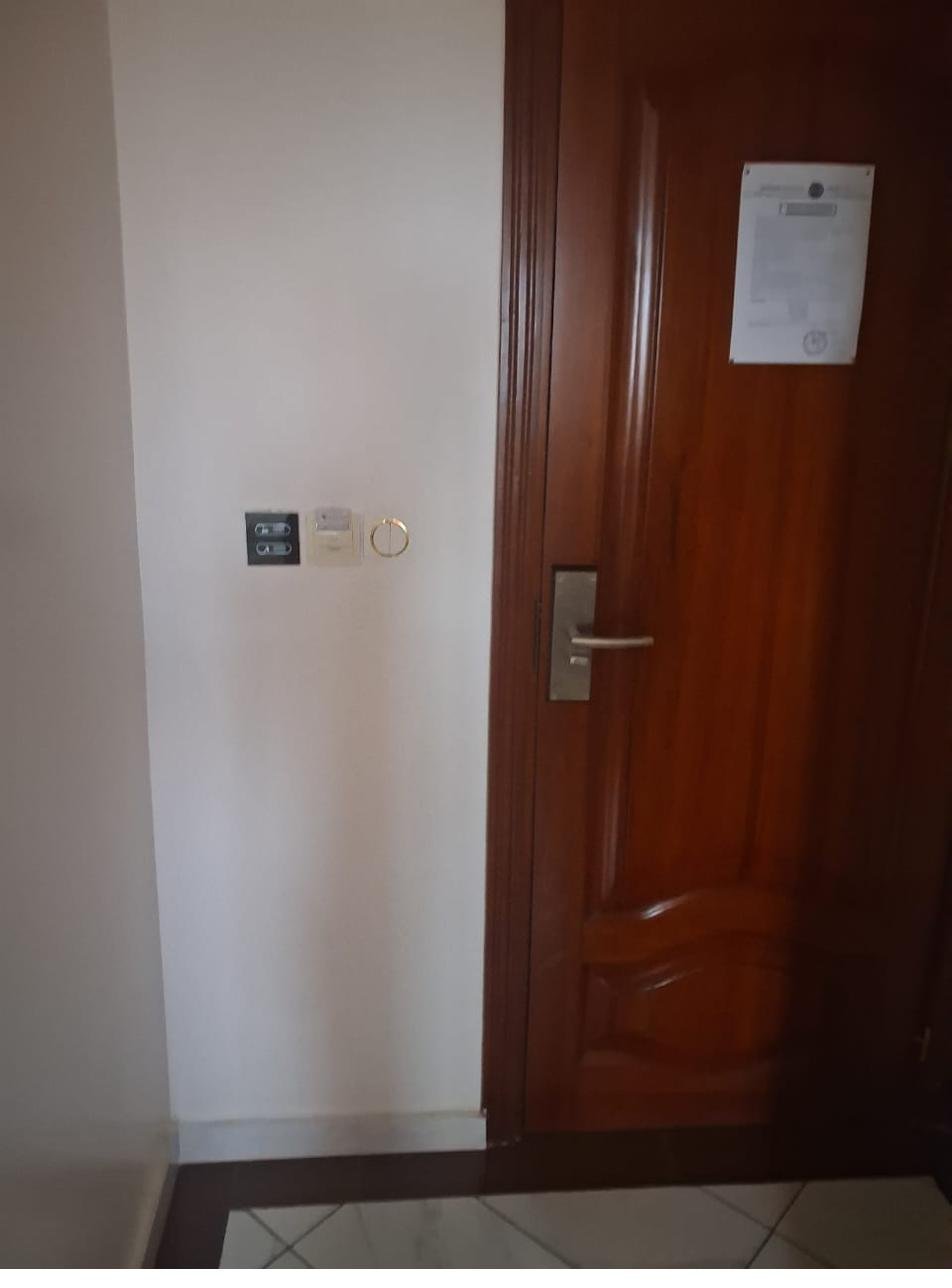 Porte de chambre en bois avec serrure à badge