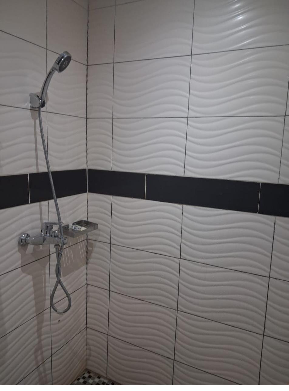 Douche carrelée avec mitigeur