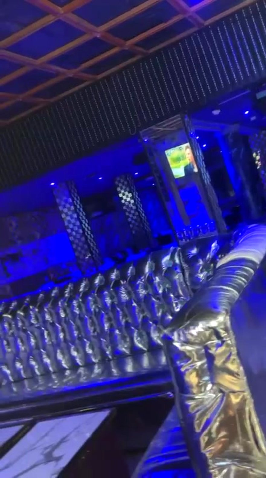 Salle du snack avec banquettes et écran